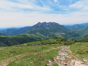 55 In discesa sul sent. 221 con vista in Alben